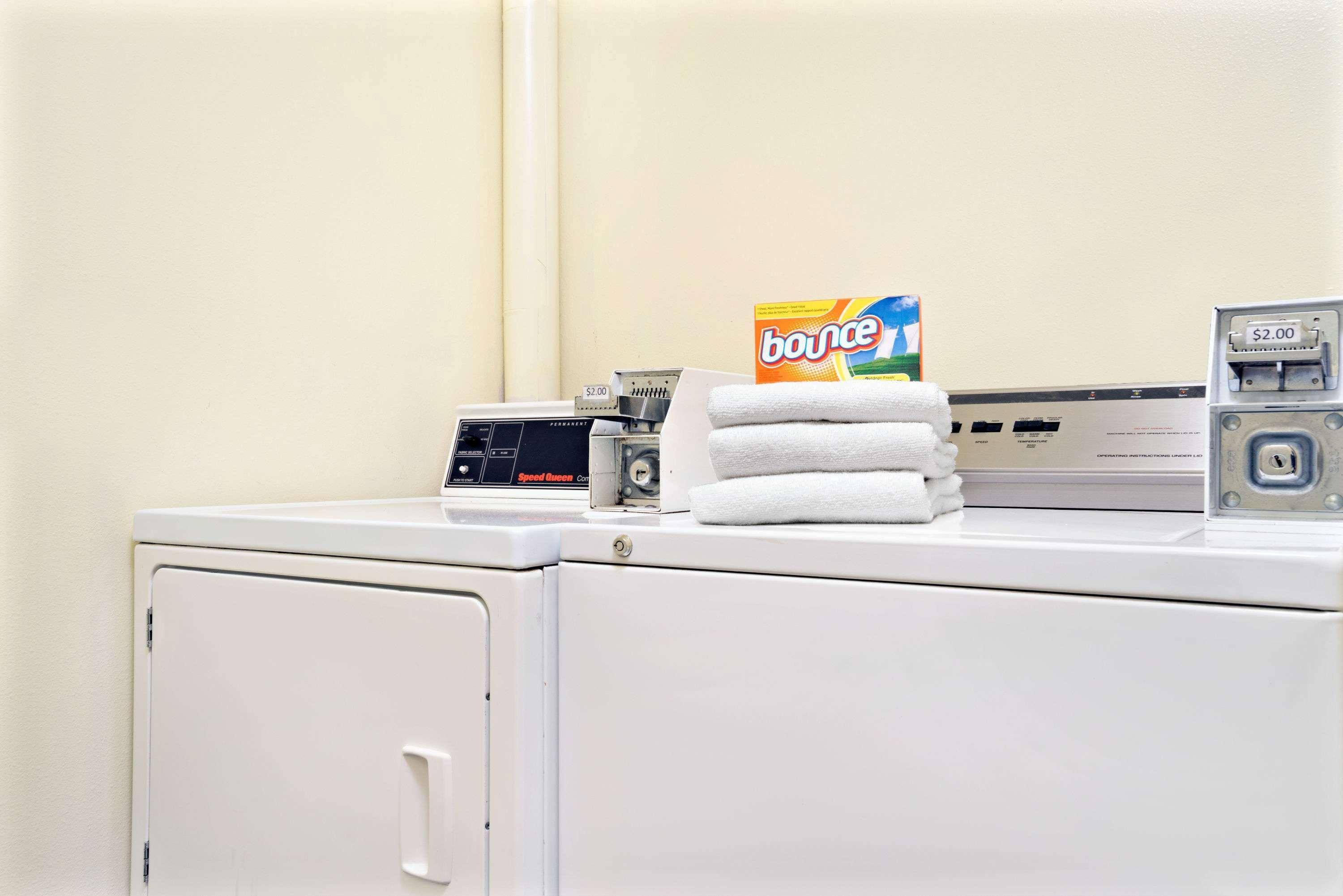 Super 8 By Wyndham Hudson Hotel Bagian luar foto
