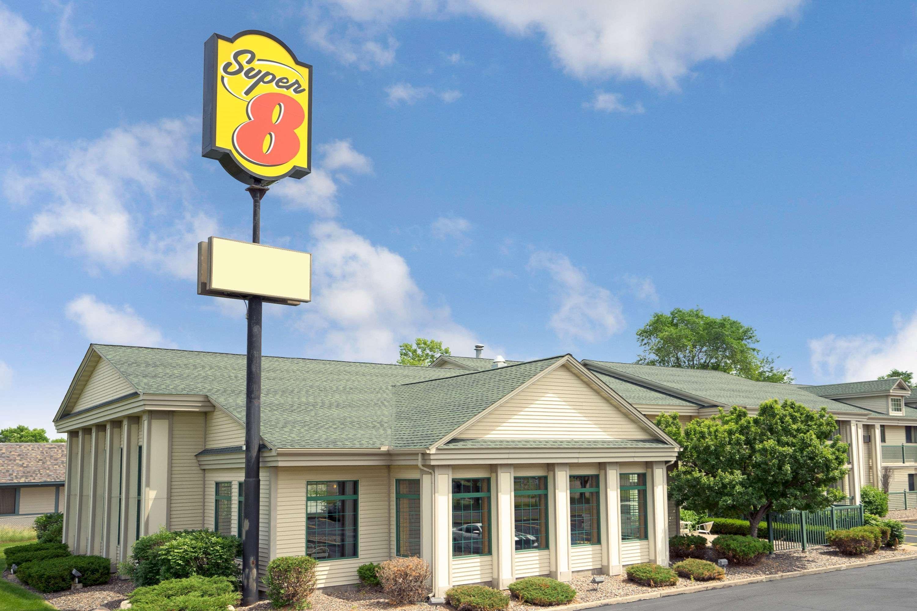 Super 8 By Wyndham Hudson Hotel Bagian luar foto