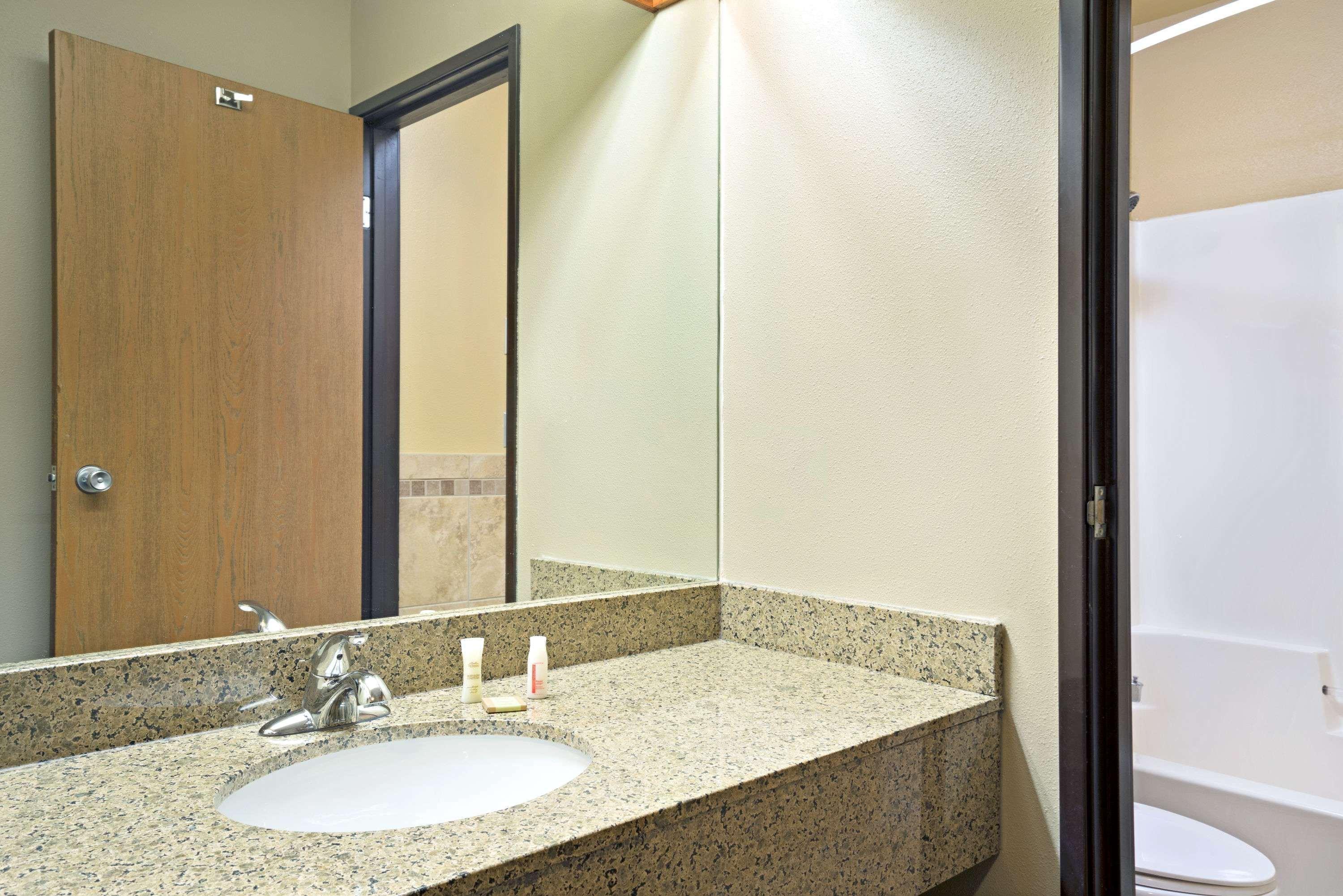 Super 8 By Wyndham Hudson Hotel Bagian luar foto